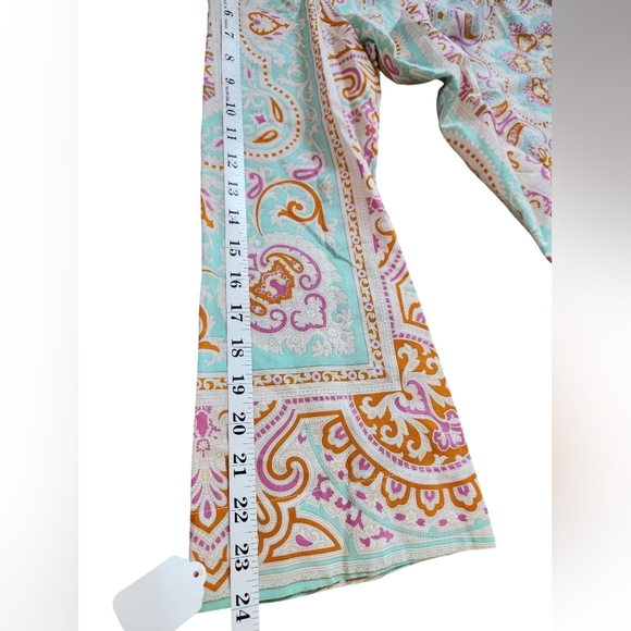 J. McLaughlin Geometric Large Long Sleeves V-Neck - Picture 7 of 8